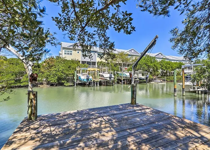 Tropical Waterfront Home: Location! *