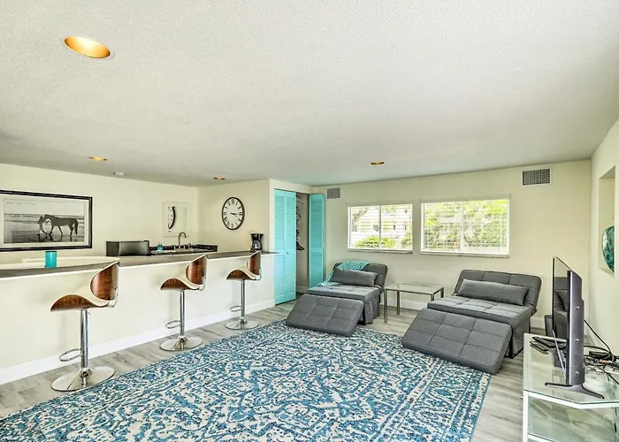 Tropical Waterfront Home: Location!