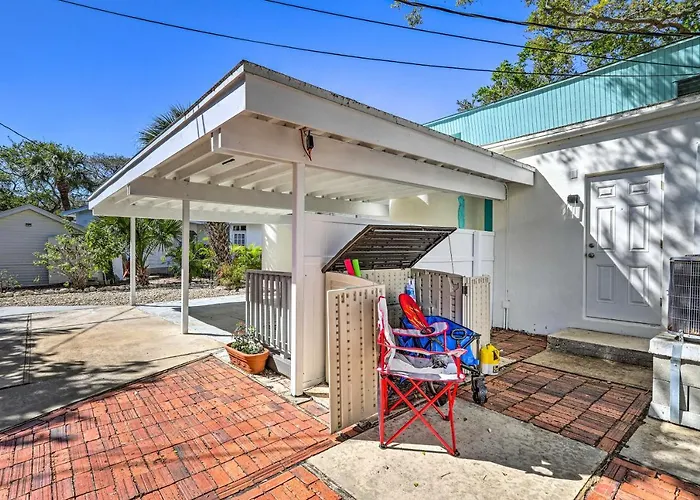 Tropical Waterfront Home: Location!