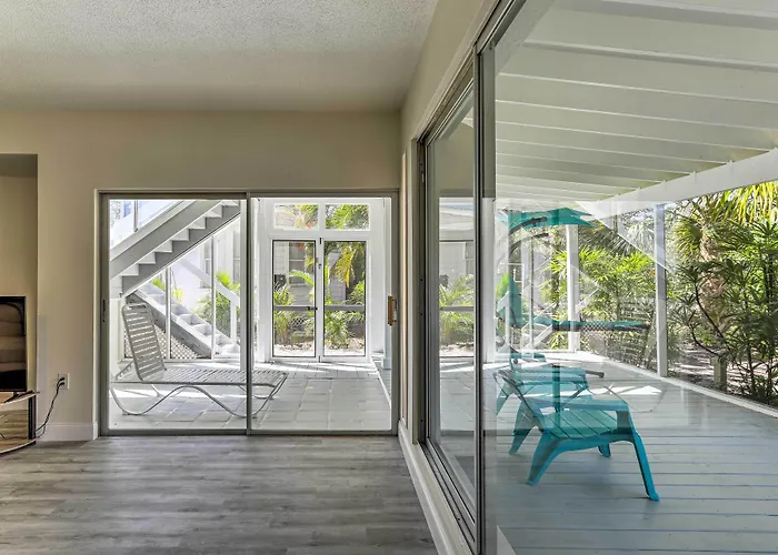Vakantiehuis Tropical Waterfront Home: Location!
