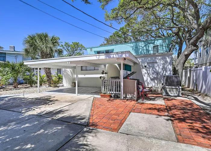 Vakantiehuis Tropical Waterfront Home: Location!