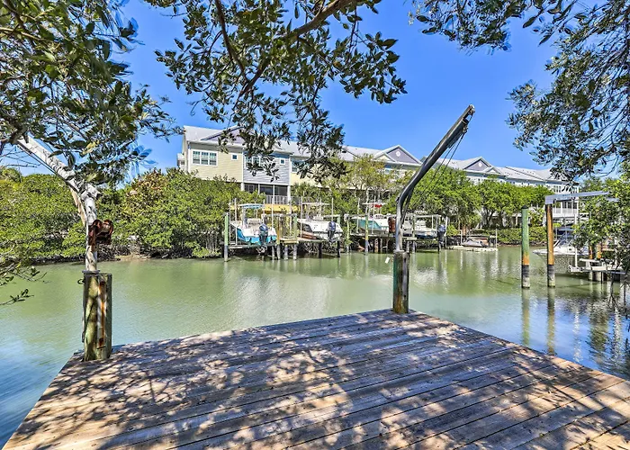 Tropical Waterfront Home: Location! Holiday home